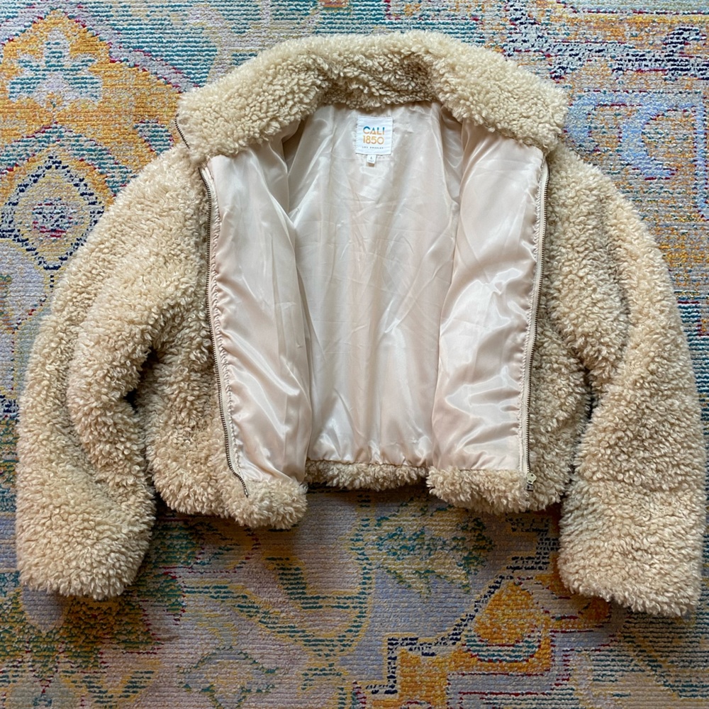 Sherpa Jacket, 70’s Vibe Cropped in Cream Color - Cali 1850 - L ❤️